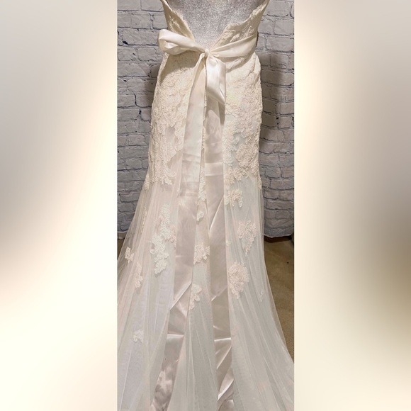 NWT David’s Bridal Ivory Cap Sleeve Lace Trumpet Wedding Dress Size 2 - $599 - Picture 10 of 15
